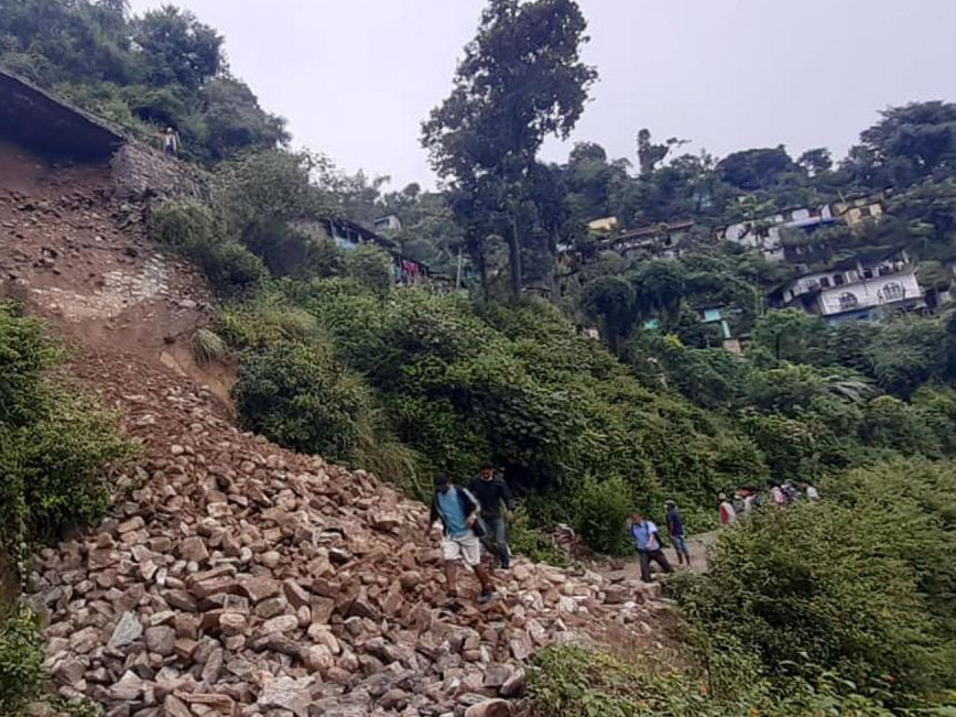 बुर्तिबाङ–ढोरपाटन सडक अवरूद्ध, यात्रु अलपत्र